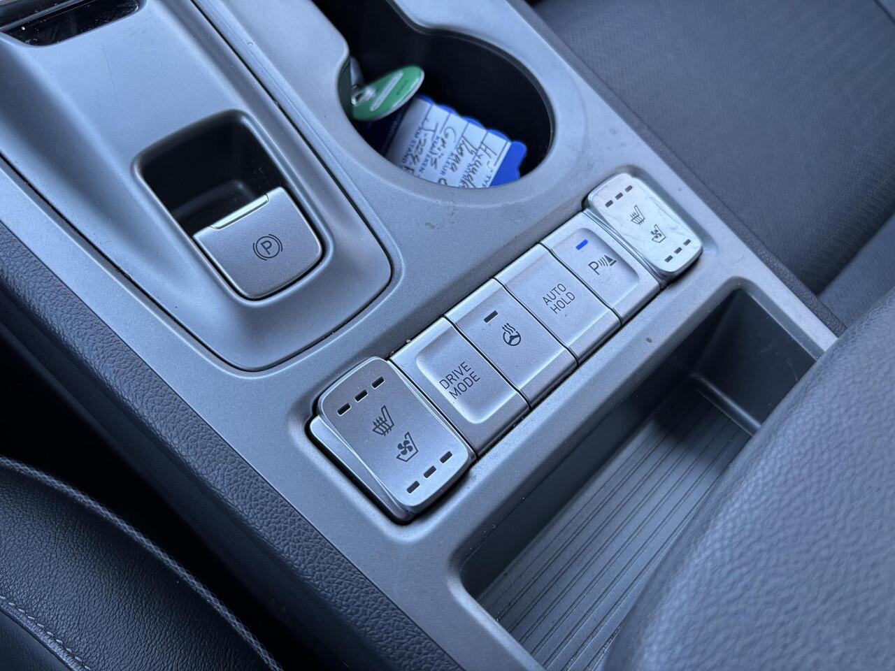 Hyundai Kona EV Premium 64 kWh | SOH 95,3% | Vol leder | Stoelverwarming |