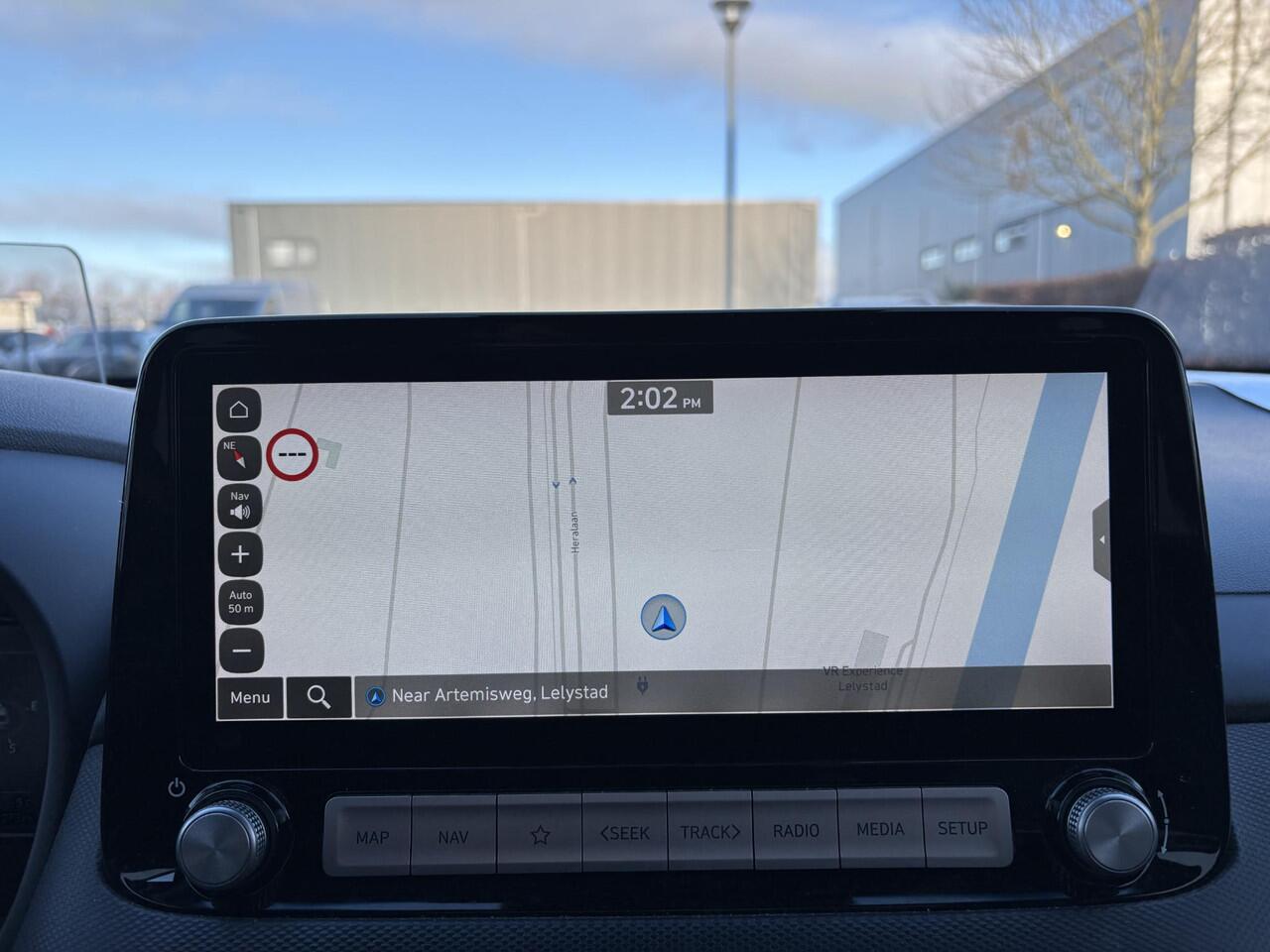 Hyundai Kona EV Premium 64 kWh | SOH 95,3% | Vol leder | Stoelverwarming |