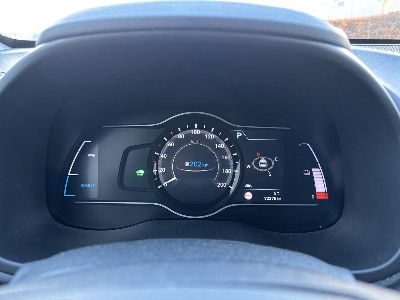 Hyundai Kona EV Premium 64 kWh | SOH 95,3% | Vol leder | Stoelverwarming |