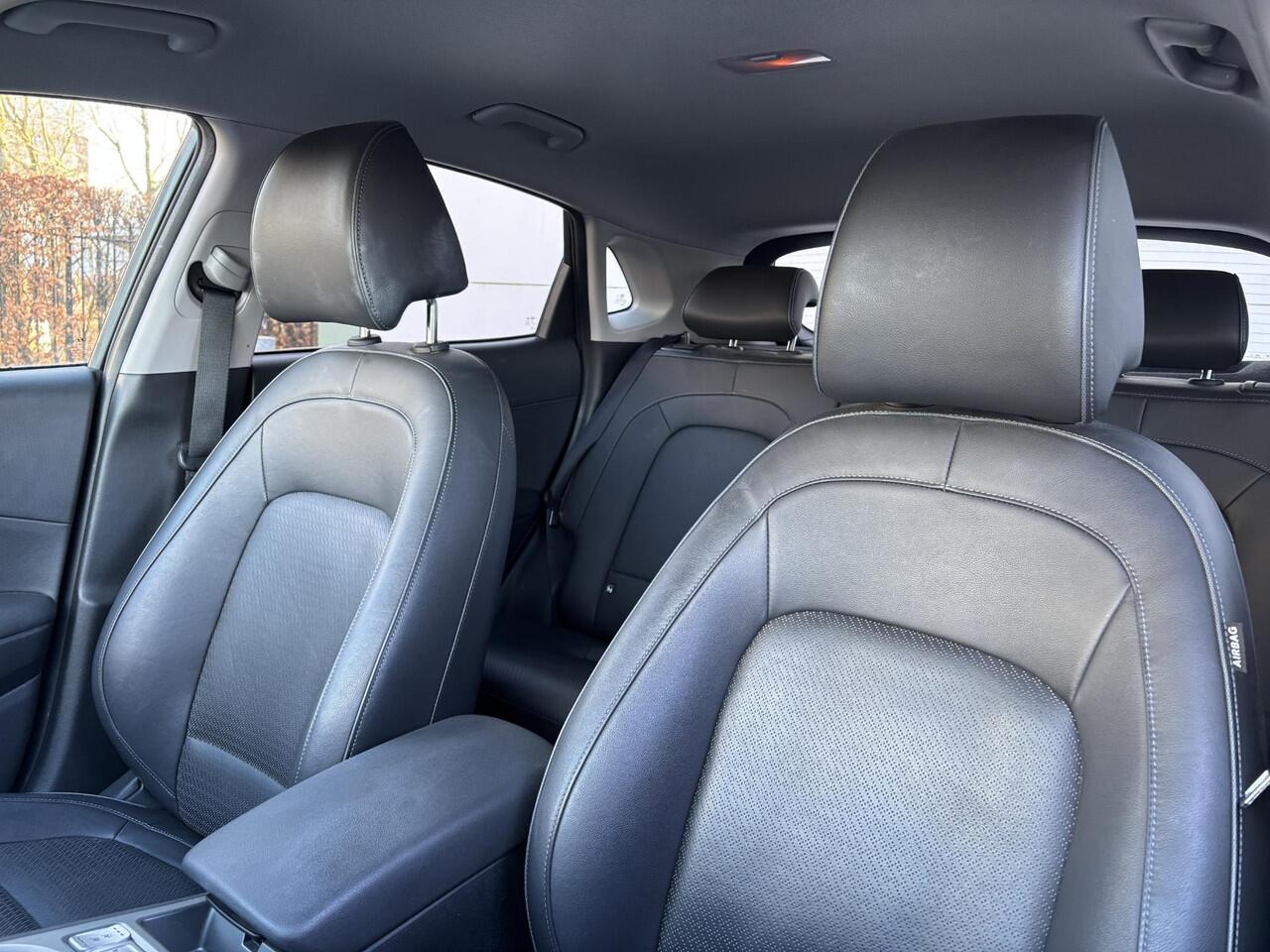 Hyundai Kona EV Premium 64 kWh | SOH 95,3% | Vol leder | Stoelverwarming |