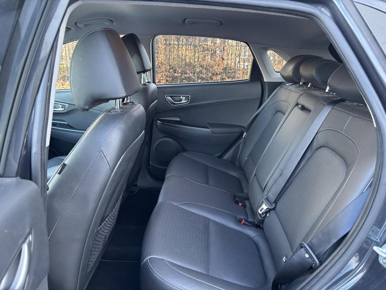 Hyundai Kona EV Premium 64 kWh | SOH 95,3% | Vol leder | Stoelverwarming |