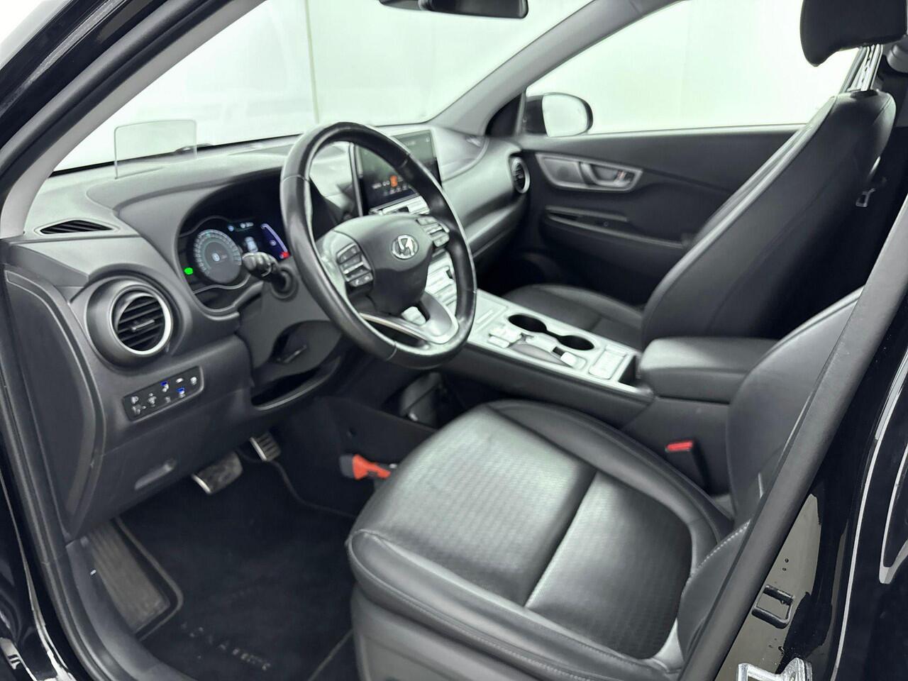 Hyundai Kona EV Premium 64 kWh | Soh 96,2% | Achterruitrij Camera | Dodehoek Detectie | Stoel verwarming & ventilatie | DAB Radio |