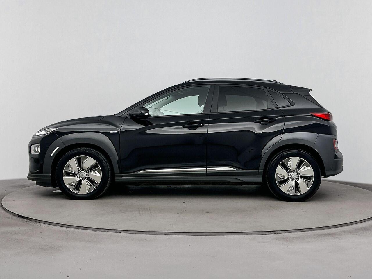Hyundai Kona EV Premium 64 kWh | Soh 96,2% | Achterruitrij Camera | Dodehoek Detectie | Stoel verwarming & ventilatie | DAB Radio |