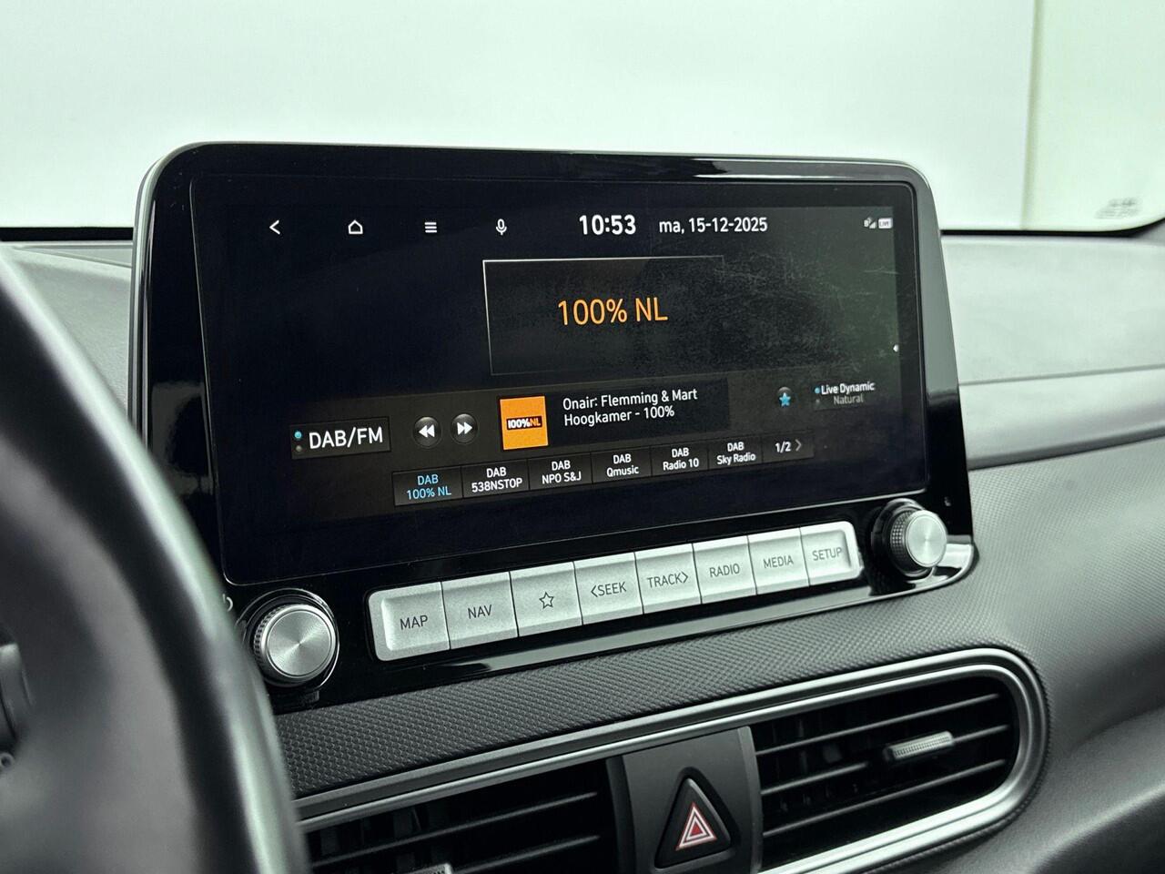 Hyundai Kona EV Premium 64 kWh | Soh 96,2% | Achterruitrij Camera | Dodehoek Detectie | Stoel verwarming & ventilatie | DAB Radio |