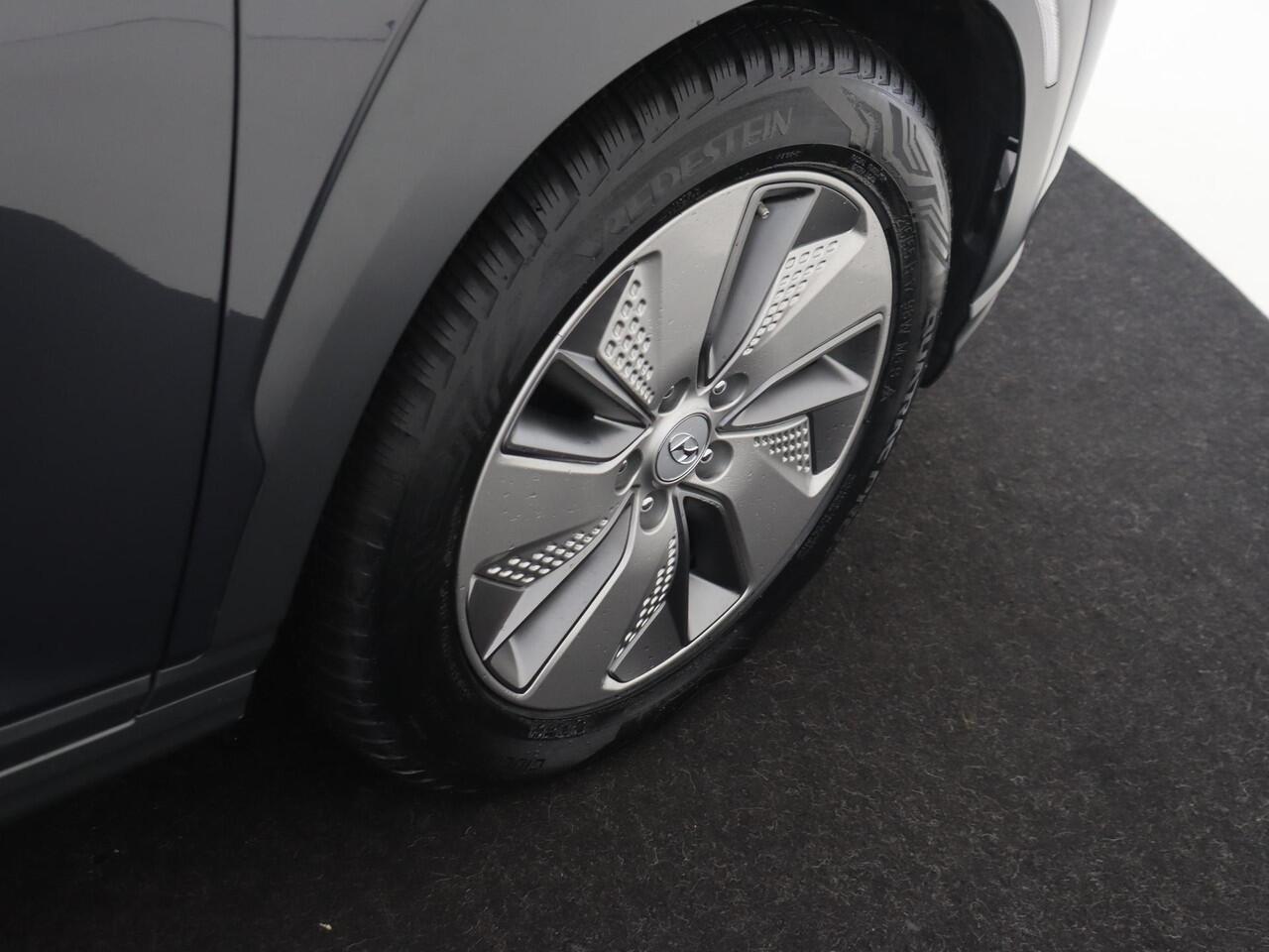 Hyundai Kona EV Premium 204Pk 64 kWh | Navigatie | Apple & Android Carplay | Elektrisch Schuifkanteldak | Stoelverwarming & Verkoeling | Elektrisch Verstelbare Bestuurdersstoel | Achteruitrijcamera | Parkeersensoren Voor & Achter | Climate Control |