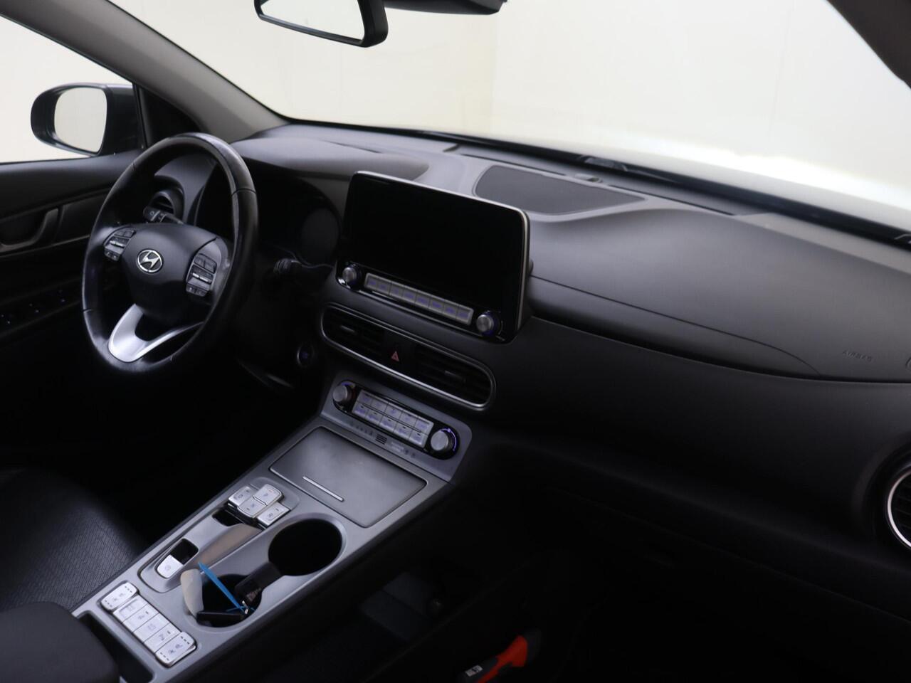 Hyundai Kona EV Premium 204Pk 64 kWh | Navigatie | Apple & Android Carplay | Elektrisch Schuifkanteldak | Stoelverwarming & Verkoeling | Elektrisch Verstelbare Bestuurdersstoel | Achteruitrijcamera | Parkeersensoren Voor & Achter | Climate Control |