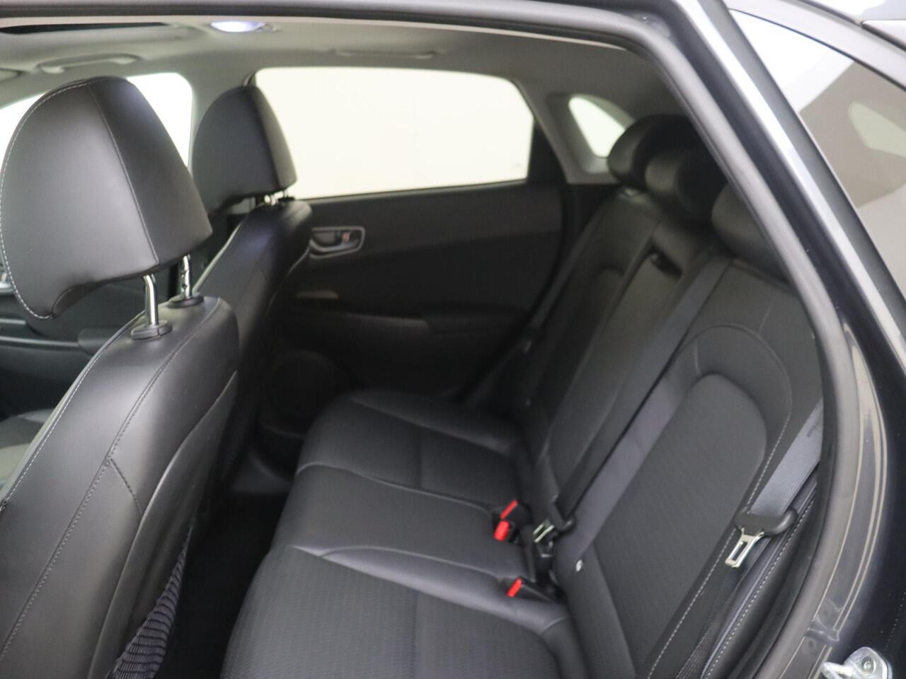 Hyundai Kona EV Premium 204Pk 64 kWh | Navigatie | Apple & Android Carplay | Elektrisch Schuifkanteldak | Stoelverwarming & Verkoeling | Elektrisch Verstelbare Bestuurdersstoel | Achteruitrijcamera | Parkeersensoren Voor & Achter | Climate Control |