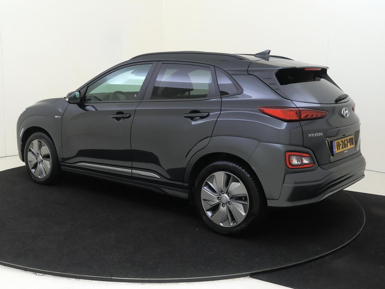 Hyundai Kona EV Premium 204Pk 64 kWh | Navigatie | Apple & Android Carplay | Elektrisch Schuifkanteldak | Stoelverwarming & Verkoeling | Elektrisch Verstelbare Bestuurdersstoel | Achteruitrijcamera | Parkeersensoren Voor & Achter | Climate Control |