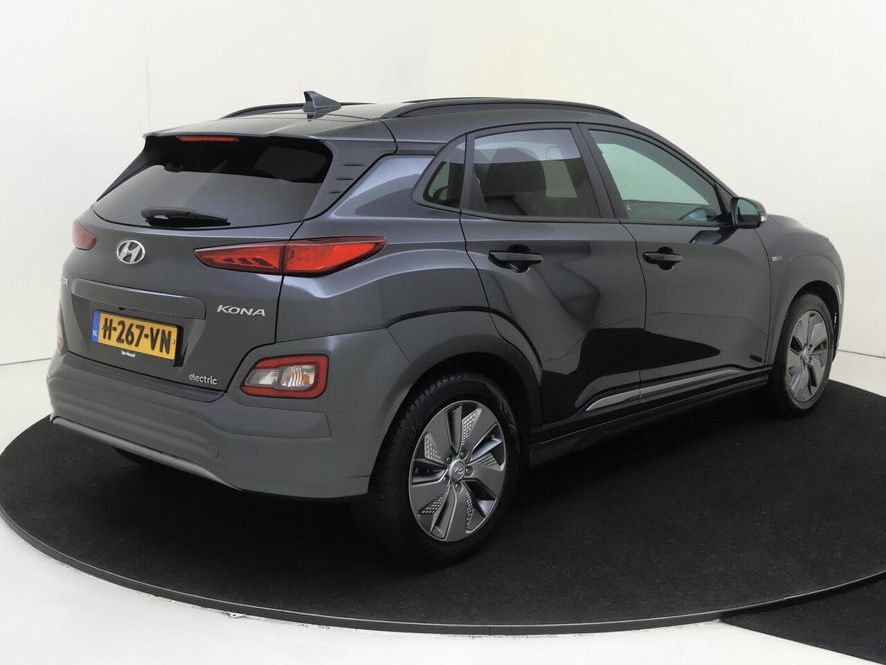 Hyundai Kona EV Premium 204Pk 64 kWh | Navigatie | Apple & Android Carplay | Elektrisch Schuifkanteldak | Stoelverwarming & Verkoeling | Elektrisch Verstelbare Bestuurdersstoel | Achteruitrijcamera | Parkeersensoren Voor & Achter | Climate Control |