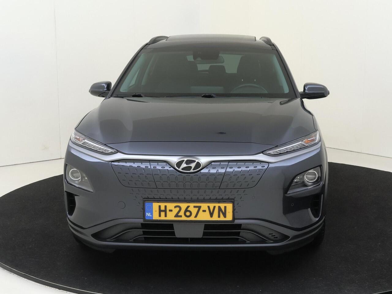 Hyundai Kona EV Premium 204Pk 64 kWh | Navigatie | Apple & Android Carplay | Elektrisch Schuifkanteldak | Stoelverwarming & Verkoeling | Elektrisch Verstelbare Bestuurdersstoel | Achteruitrijcamera | Parkeersensoren Voor & Achter | Climate Control |