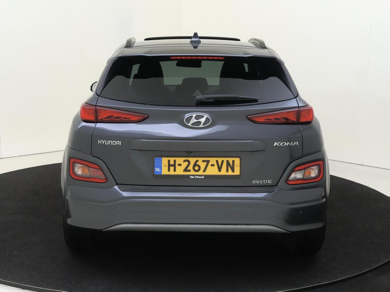 Hyundai Kona EV Premium 204Pk 64 kWh | Navigatie | Apple & Android Carplay | Elektrisch Schuifkanteldak | Stoelverwarming & Verkoeling | Elektrisch Verstelbare Bestuurdersstoel | Achteruitrijcamera | Parkeersensoren Voor & Achter | Climate Control |
