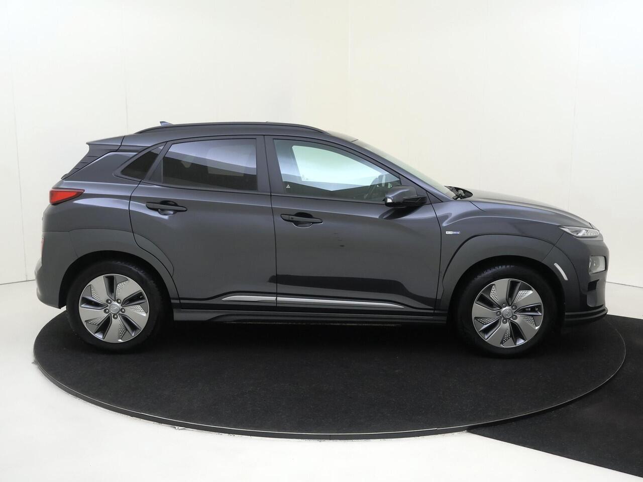 Hyundai Kona EV Premium 204Pk 64 kWh | Navigatie | Apple & Android Carplay | Elektrisch Schuifkanteldak | Stoelverwarming & Verkoeling | Elektrisch Verstelbare Bestuurdersstoel | Achteruitrijcamera | Parkeersensoren Voor & Achter | Climate Control |