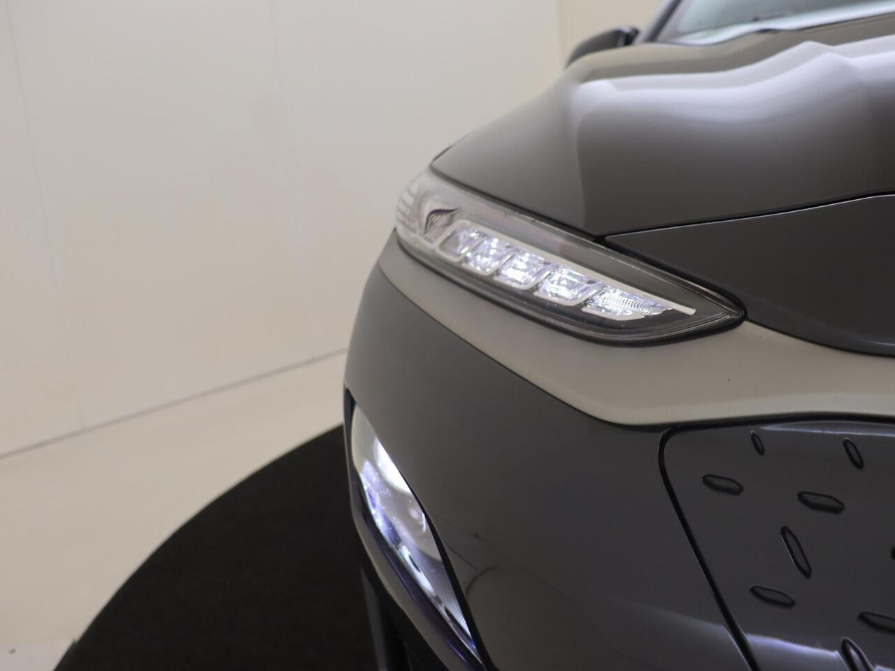 Hyundai Kona EV Premium 204Pk 64 kWh | Navigatie | Apple & Android Carplay | Elektrisch Schuifkanteldak | Stoelverwarming & Verkoeling | Elektrisch Verstelbare Bestuurdersstoel | Achteruitrijcamera | Parkeersensoren Voor & Achter | Climate Control |