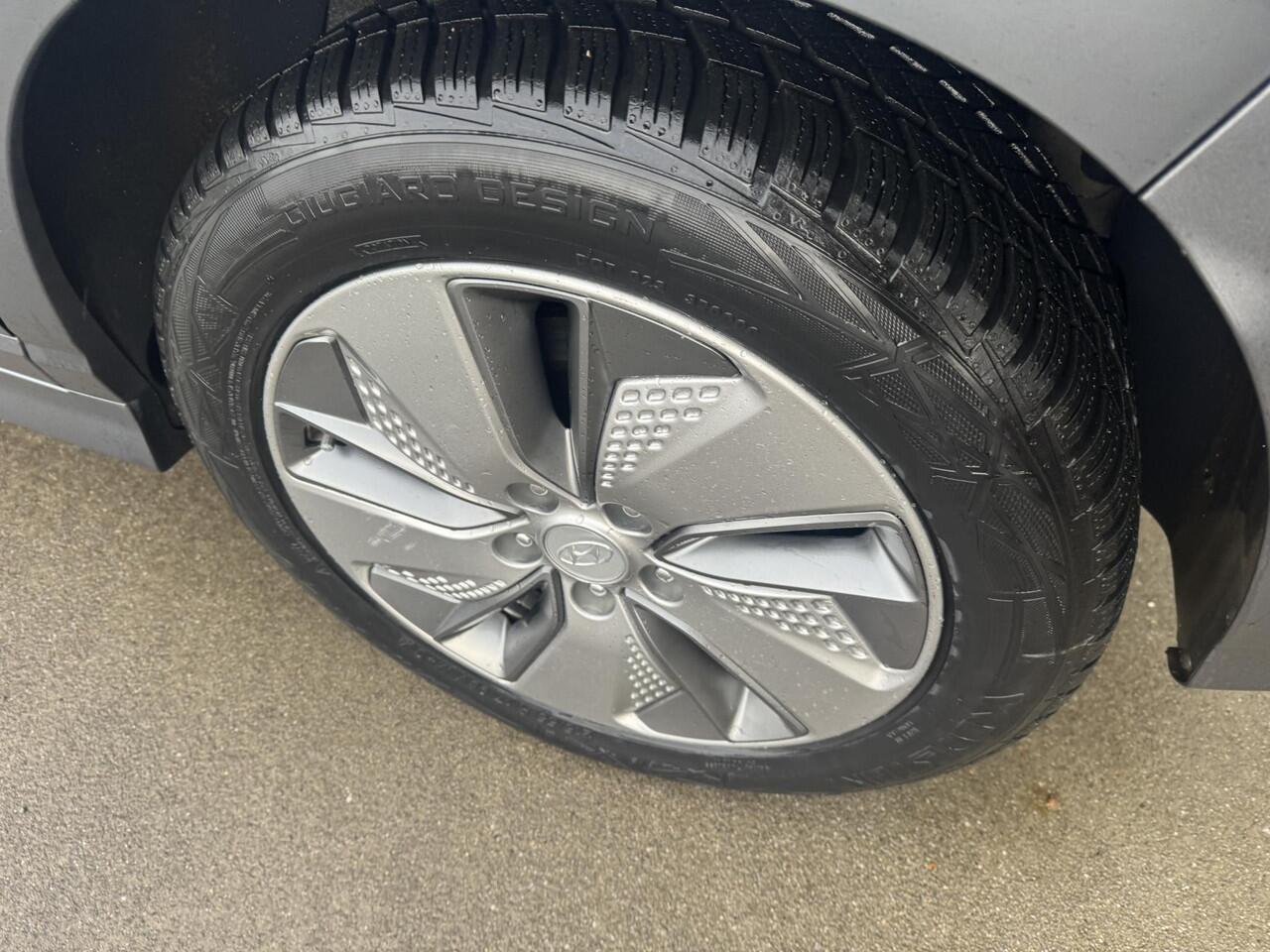 Hyundai Kona EV Premium 64 kWh Trekhaak | Leder | Stoel&Stuurverw + Koeling | Navi | Camera