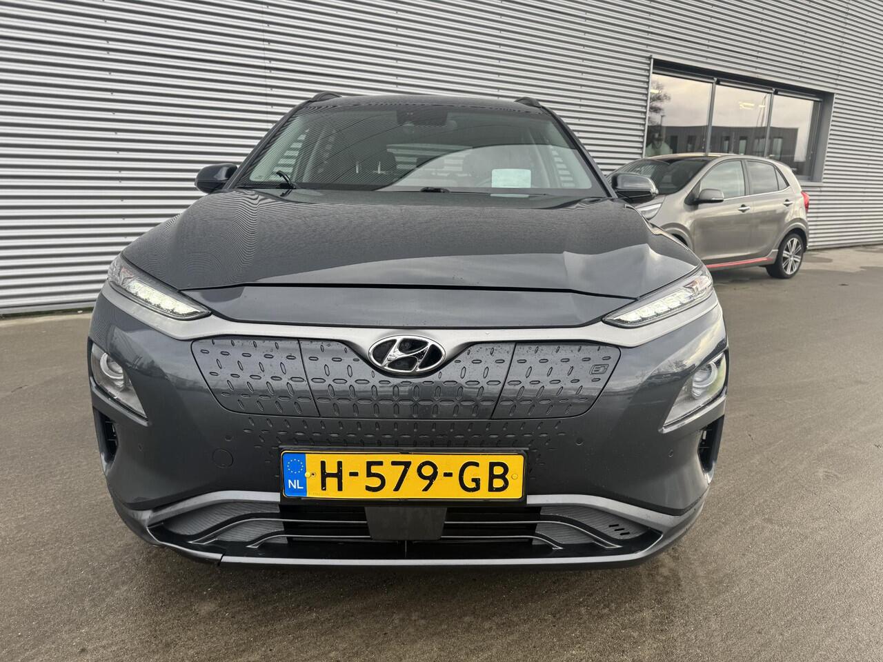 Hyundai Kona EV Premium 64 kWh Trekhaak | Leder | Stoel&Stuurverw + Koeling | Navi | Camera