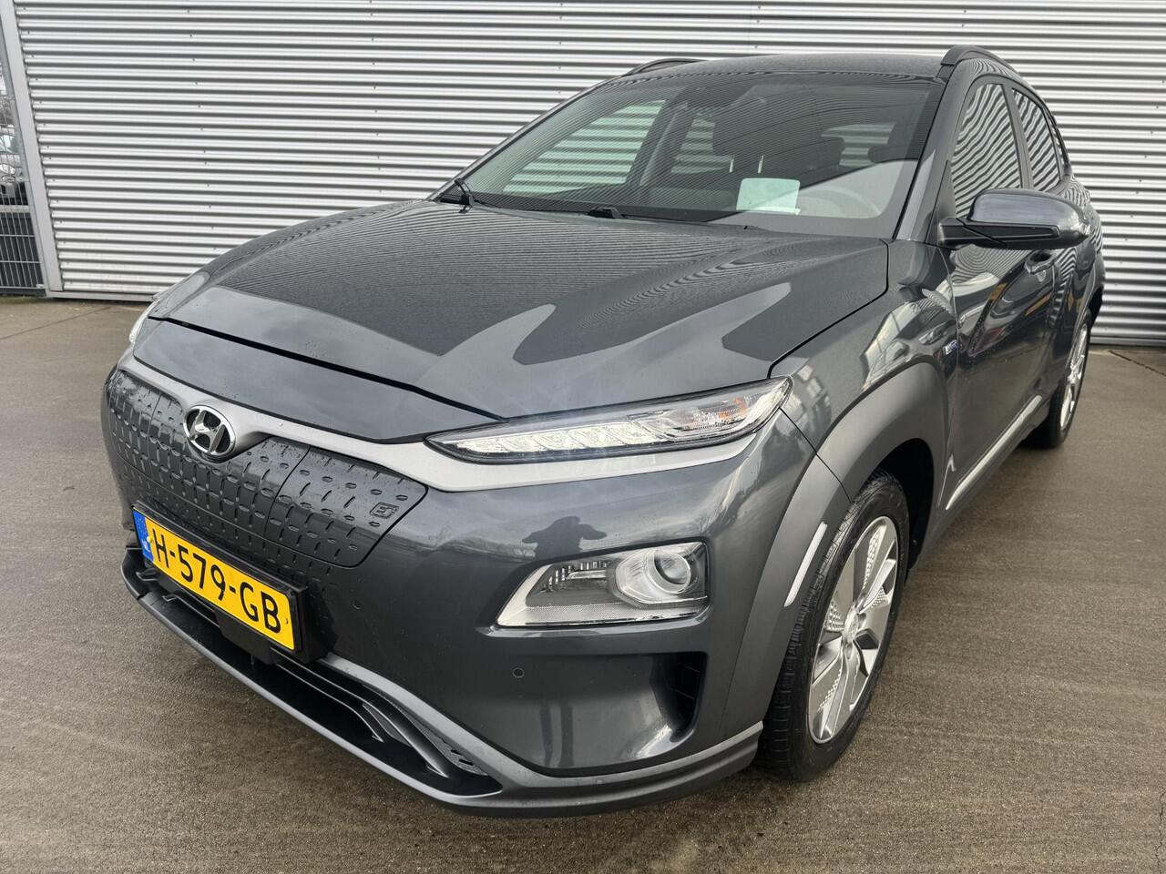 Hyundai Kona EV Premium 64 kWh Trekhaak | Leder | Stoel&Stuurverw + Koeling | Navi | Camera