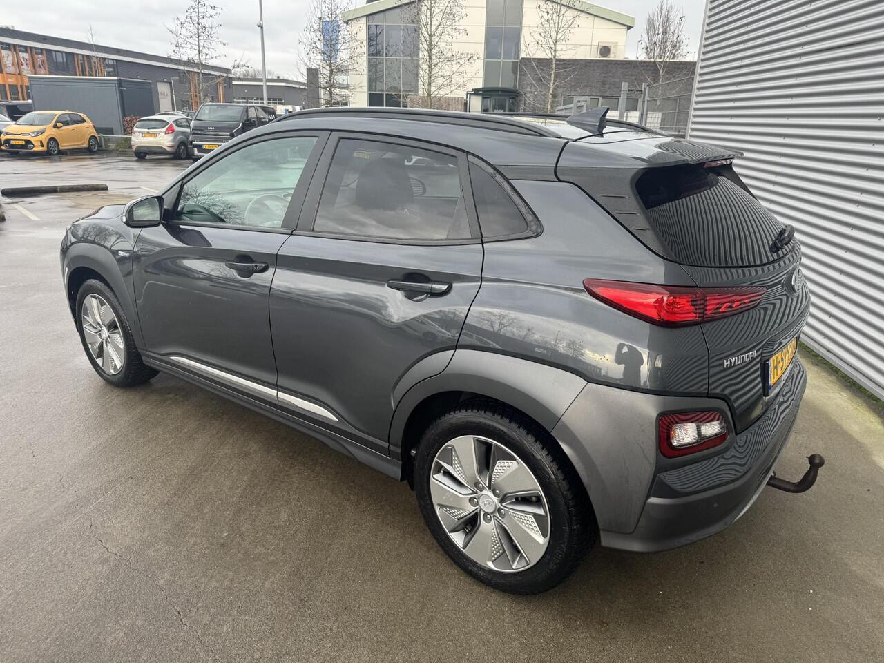 Hyundai Kona EV Premium 64 kWh Trekhaak | Leder | Stoel&Stuurverw + Koeling | Navi | Camera