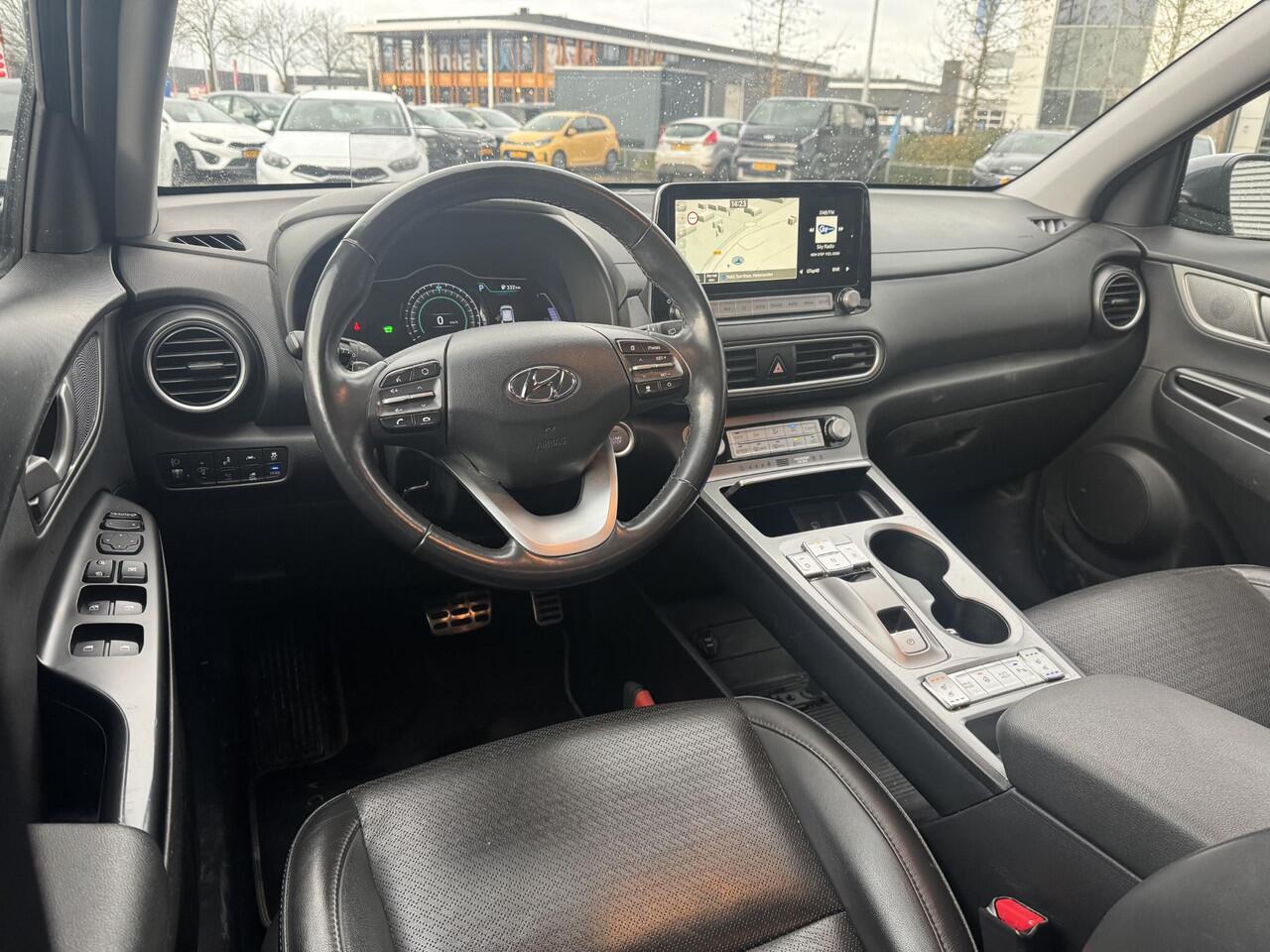 Hyundai Kona EV Premium 64 kWh Trekhaak | Leder | Stoel&Stuurverw + Koeling | Navi | Camera