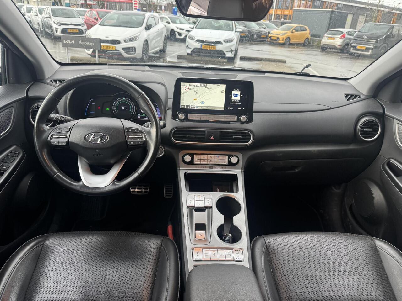 Hyundai Kona EV Premium 64 kWh Trekhaak | Leder | Stoel&Stuurverw + Koeling | Navi | Camera