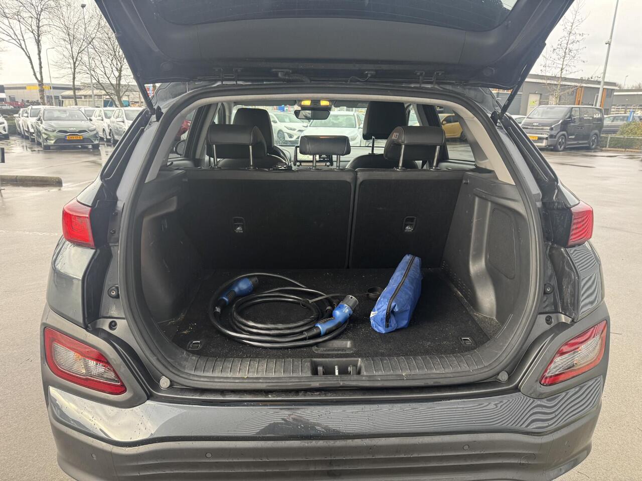 Hyundai Kona EV Premium 64 kWh Trekhaak | Leder | Stoel&Stuurverw + Koeling | Navi | Camera