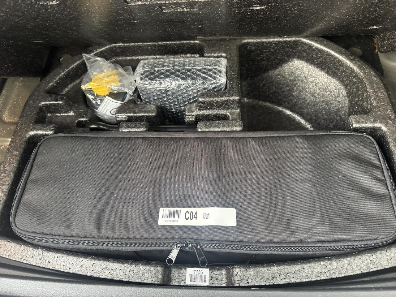 Hyundai Kona EV Premium 64 kWh Trekhaak | Leder | Stoel&Stuurverw + Koeling | Navi | Camera