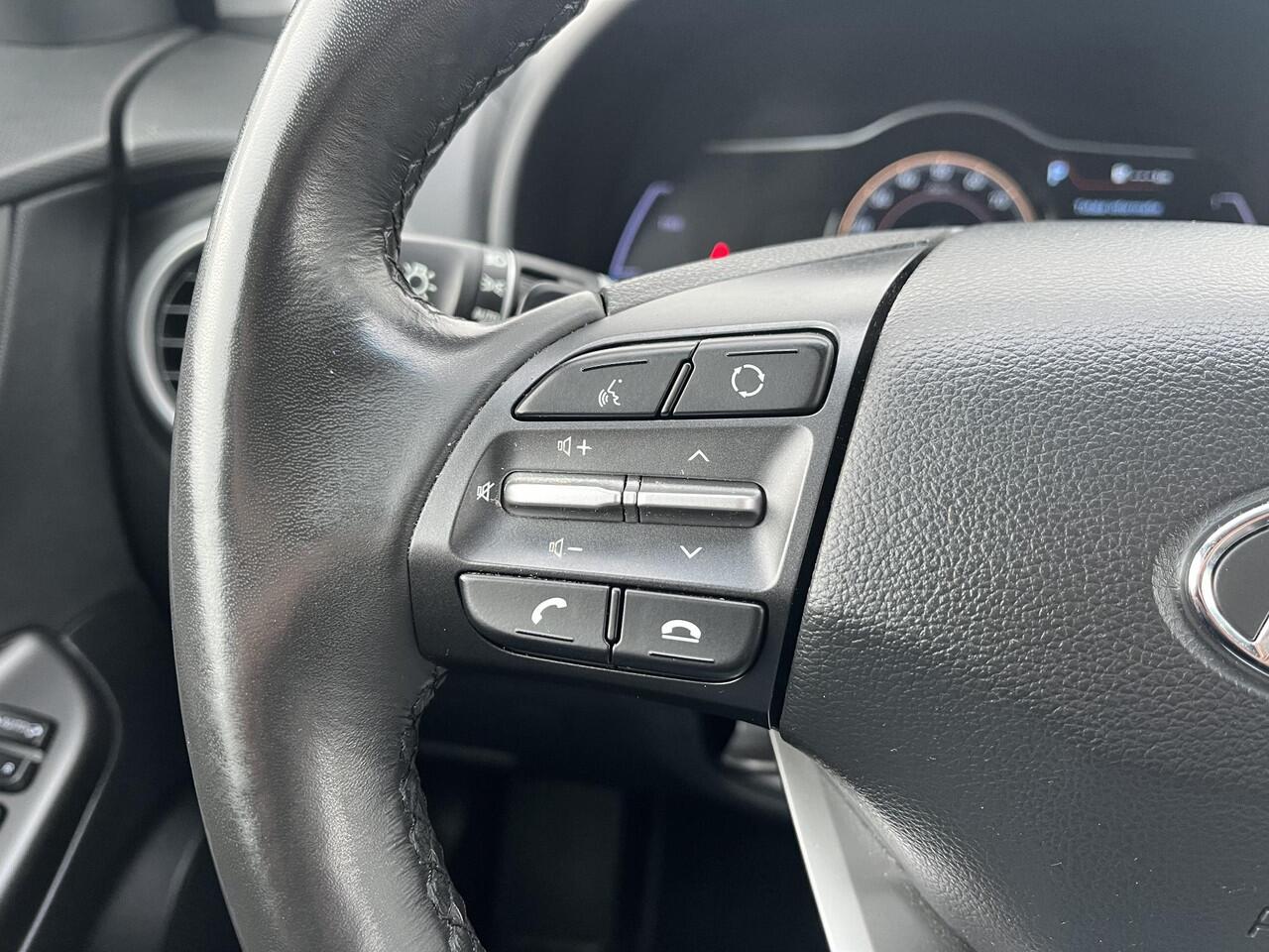 Hyundai Kona EV Limited 64 kWh / achterbank verwarmd / Apple Carplay/Android Auto / cruise control adaptief met Stop&Go en stuurhulp /