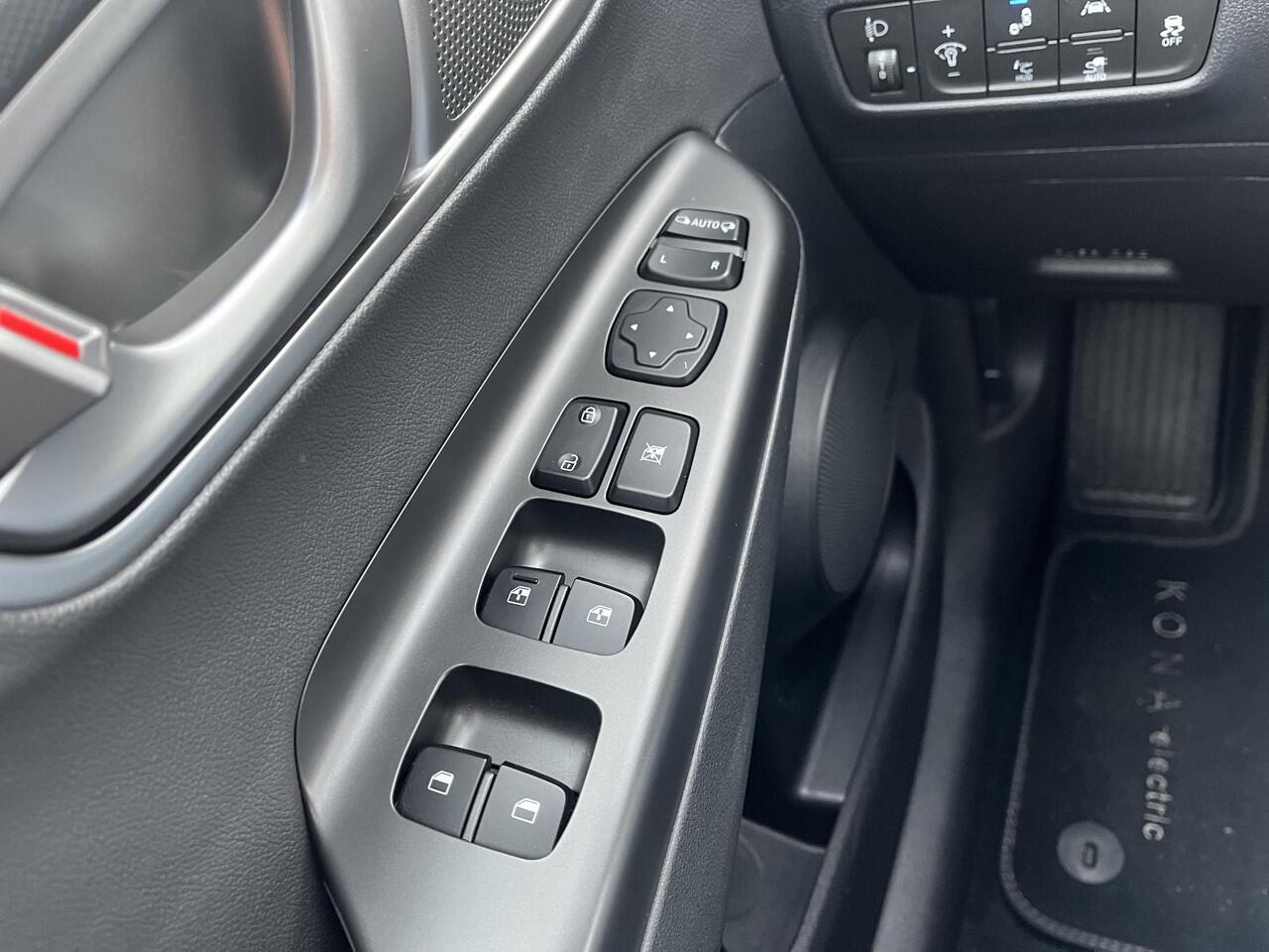 Hyundai Kona EV Limited 64 kWh / achterbank verwarmd / Apple Carplay/Android Auto / cruise control adaptief met Stop&Go en stuurhulp /