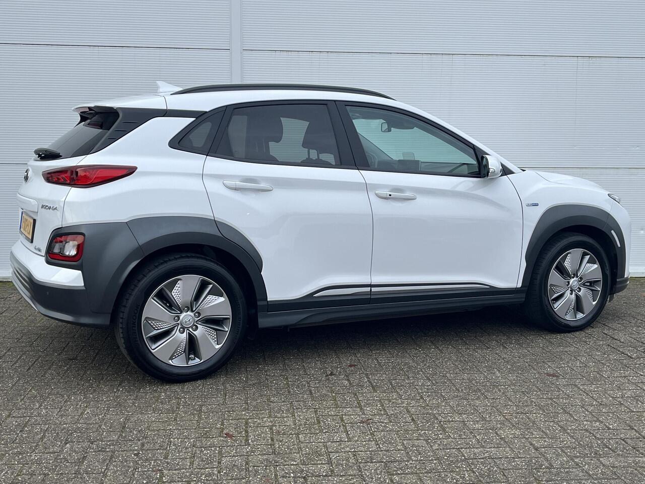 Hyundai Kona EV Limited 64 kWh / achterbank verwarmd / Apple Carplay/Android Auto / cruise control adaptief met Stop&Go en stuurhulp /