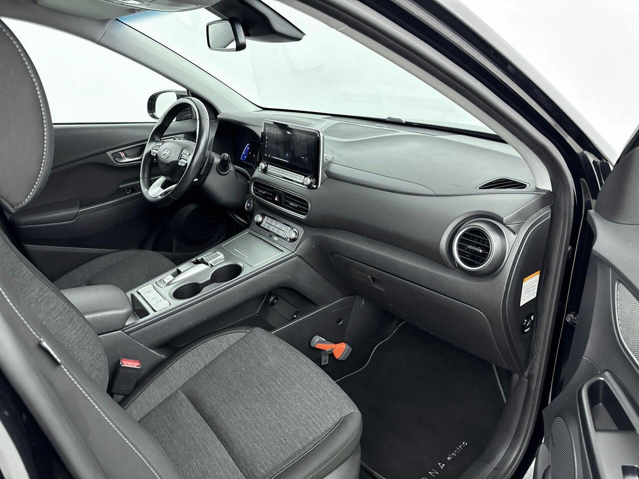 Hyundai Kona EV Fashion 64 kWh | Navigatie| SOH 95.7% | Achteruitrij Camera | Dodehoek Detectie | Head Up Display |