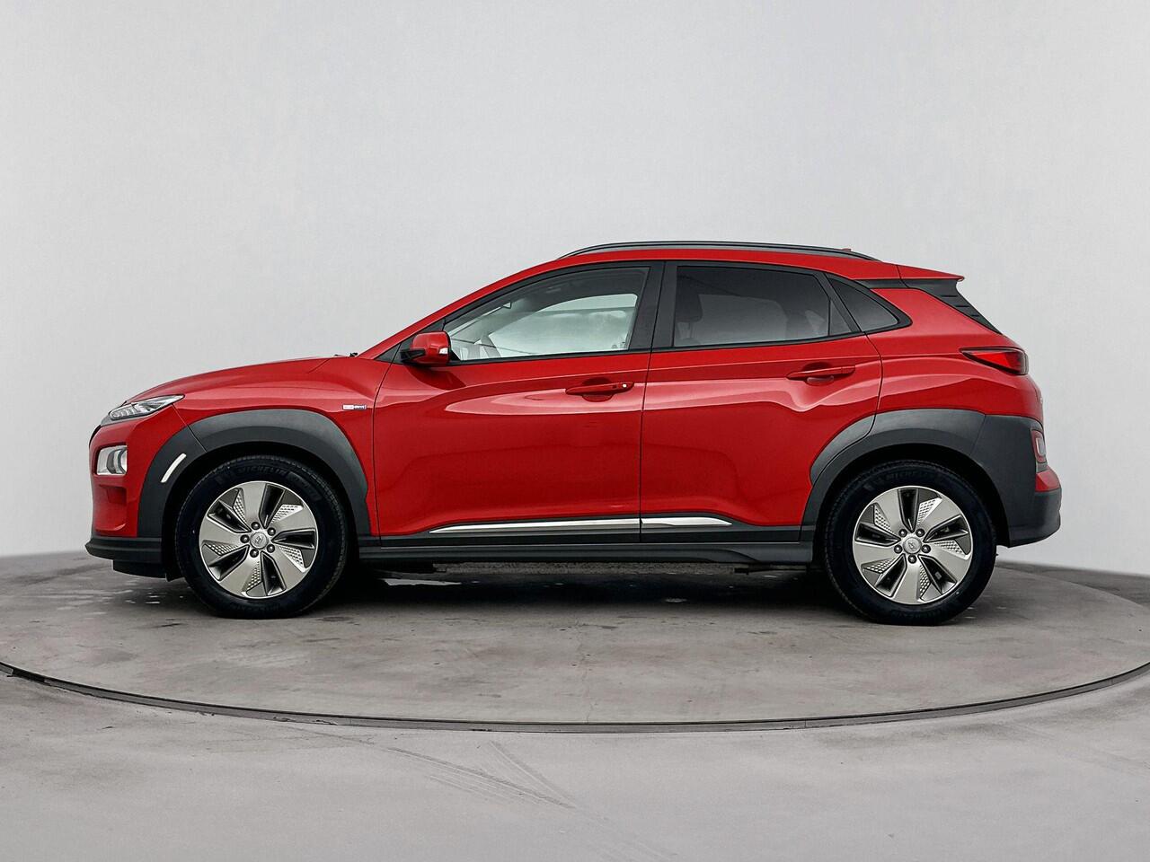 Hyundai Kona EV Fashion 64 kWh | Head Up Display | Navigatie | Adaptive Cruise | Dodehoek Detectie | soh 96,6% |