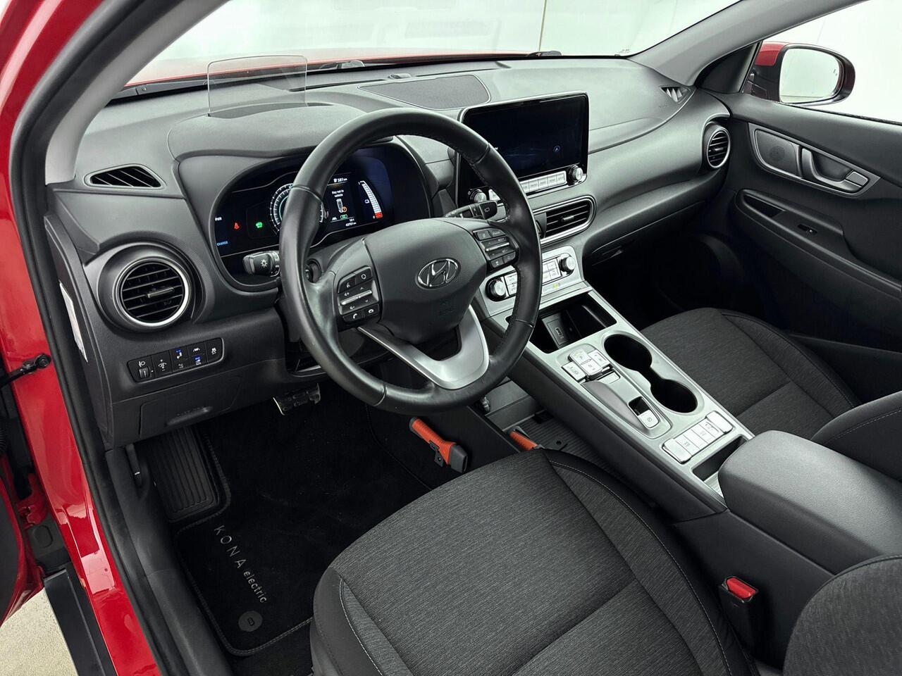 Hyundai Kona EV Fashion 64 kWh | Head Up Display | Navigatie | Adaptive Cruise | Dodehoek Detectie | soh 96,6% |