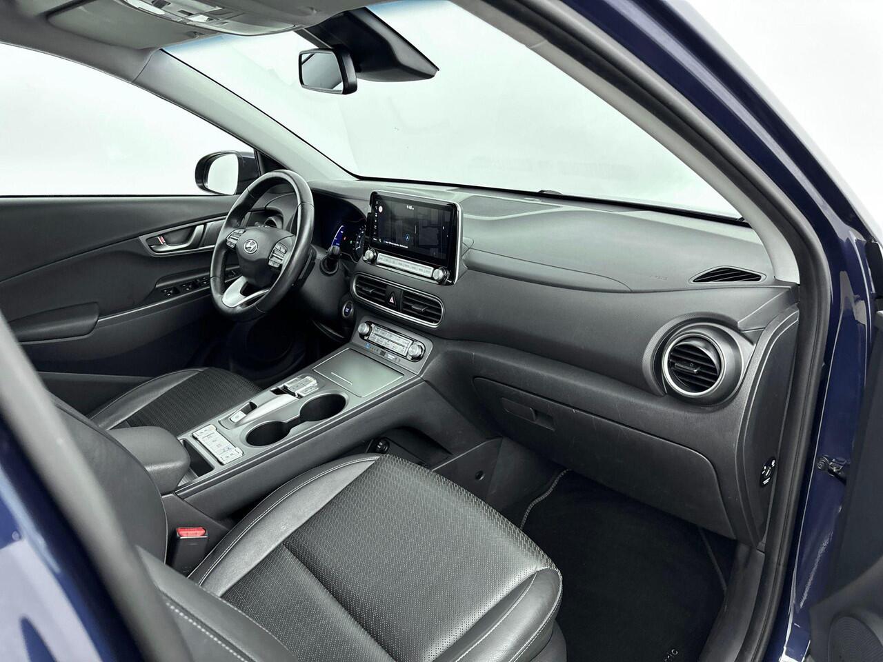 Hyundai Kona EV Premium 64 kWh | Soh 96,5 % | Navigatie, Apple car play Android auto| stoel verwarming en koeling |