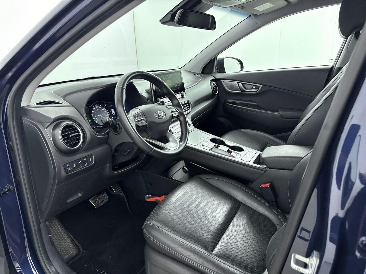 Hyundai Kona EV Premium 64 kWh | Soh 96,5 % | Navigatie, Apple car play Android auto| stoel verwarming en koeling |