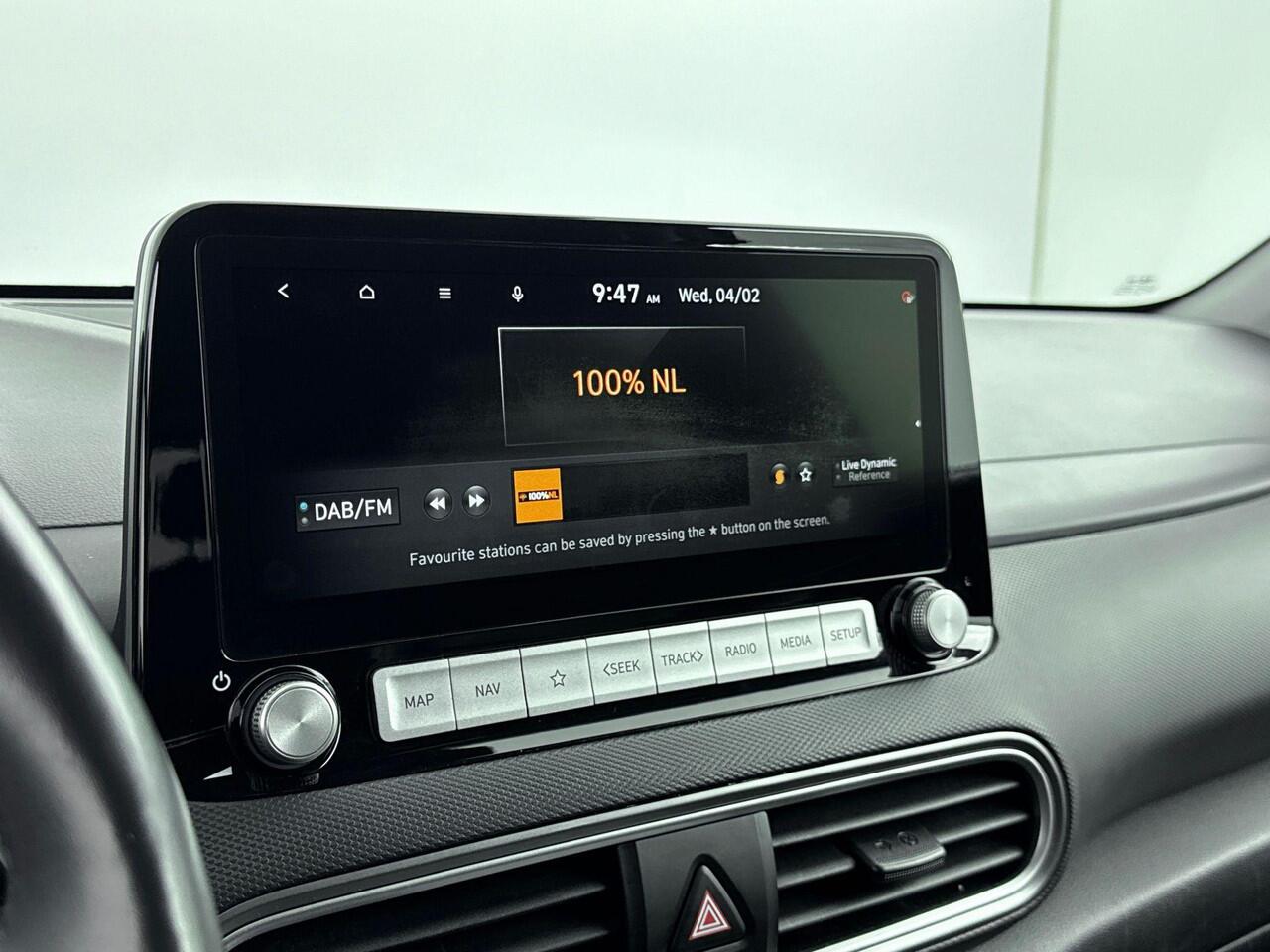 Hyundai Kona EV Premium 64 kWh | Soh 96,5 % | Navigatie, Apple car play Android auto| stoel verwarming en koeling |