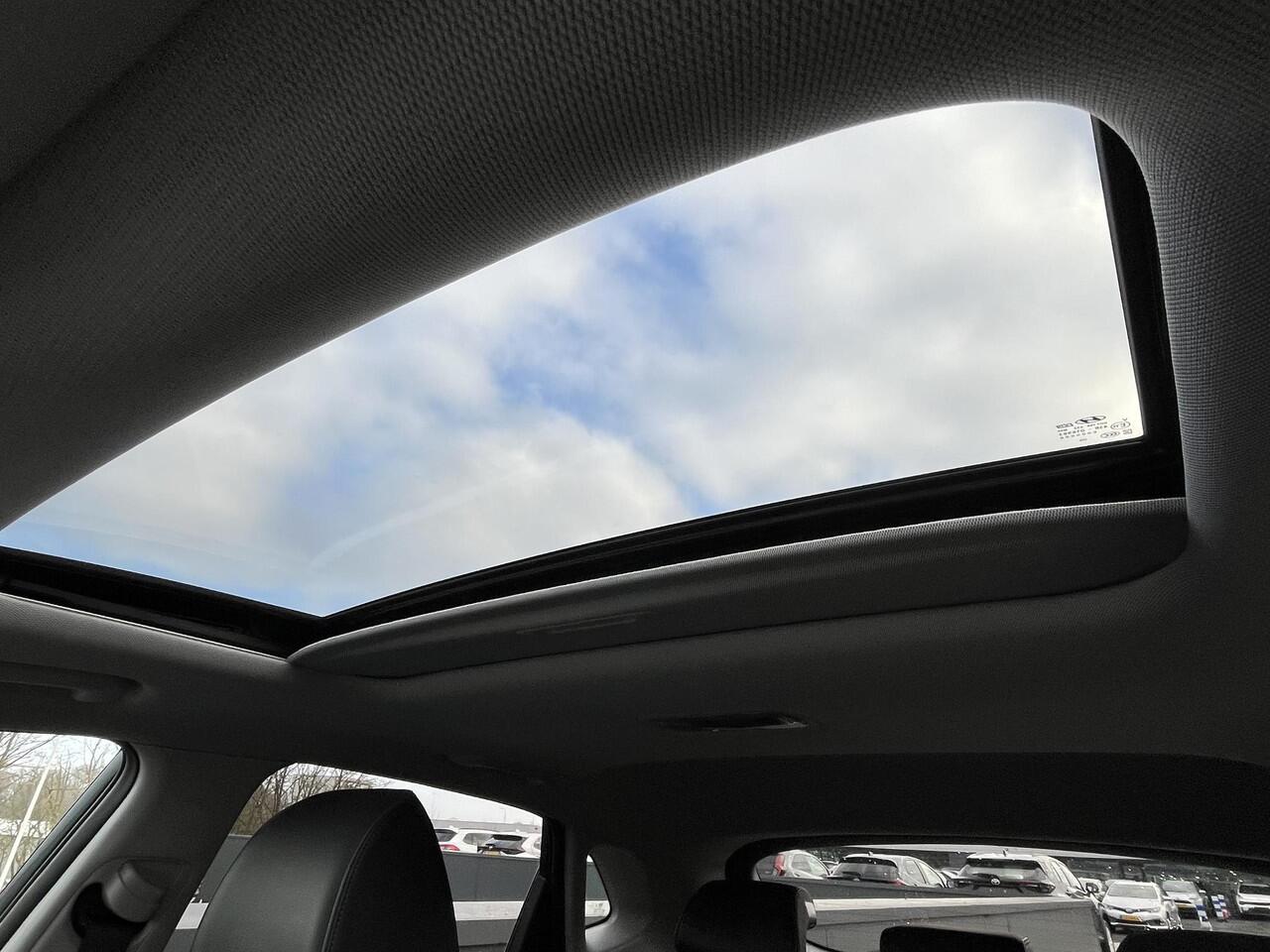 Hyundai Kona EV Premium 64kWh 204pk | SCHUIF/KANTELDAK | LEDER | HEAD UP DISPLAY | ADAPTIEVE CRUISE | NAVI | APPLE CARPLAY / ANDROID AUTO |