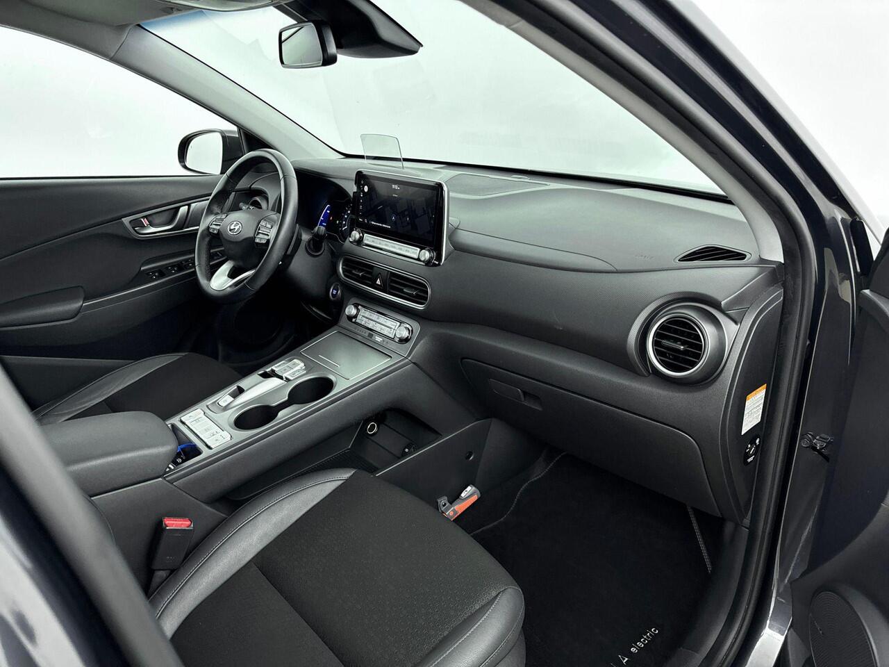 Hyundai Kona EV Fashion 64 kWh | Head Up Display | SOH 95.5% | Half Leder | Dode Hoek Detectie | Stoelverwarming & Verkoeling | Lane Assist |