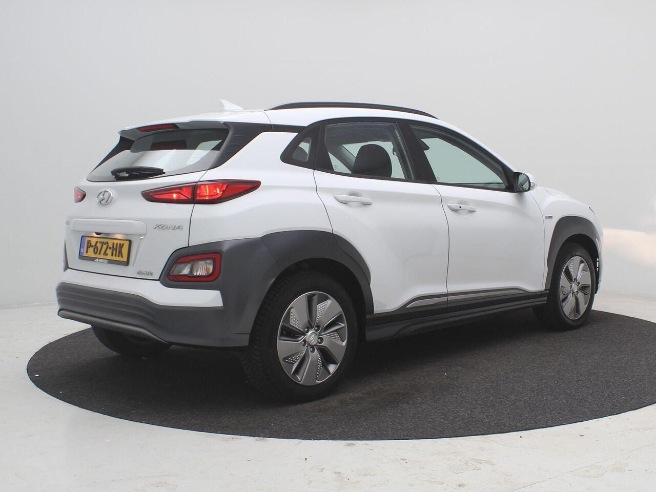 Hyundai Kona EV Fashion 64 kWh / 482 KM WLTP / SOH 99,1% / Cruise Control / Climate Control / Achteruitrijcamera / Navigatie / Apple Carplay / Dealeronderhouden /