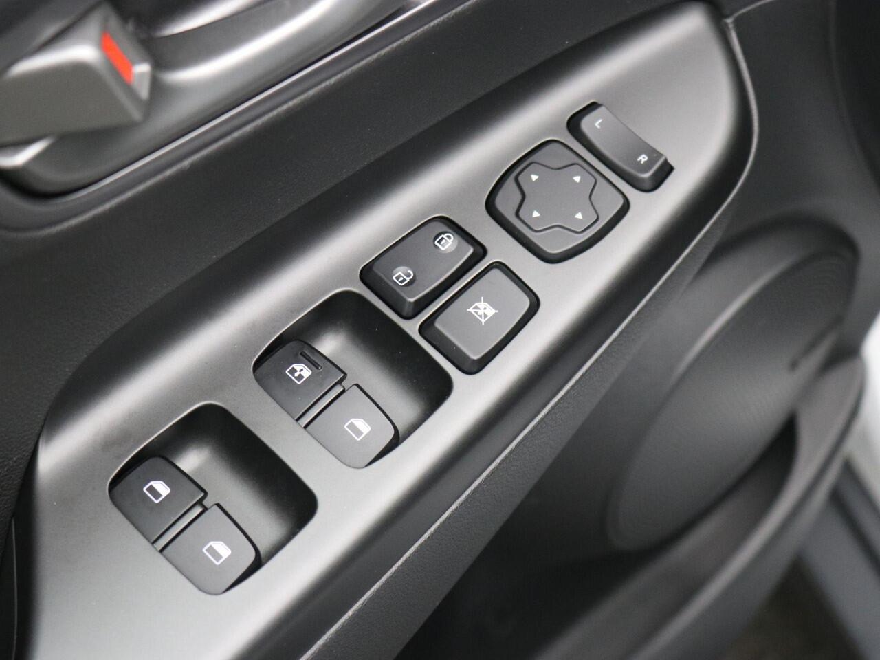 Hyundai Kona EV Fashion 64 kWh / 482 KM WLTP / SOH 99,1% / Cruise Control / Climate Control / Achteruitrijcamera / Navigatie / Apple Carplay / Dealeronderhouden /