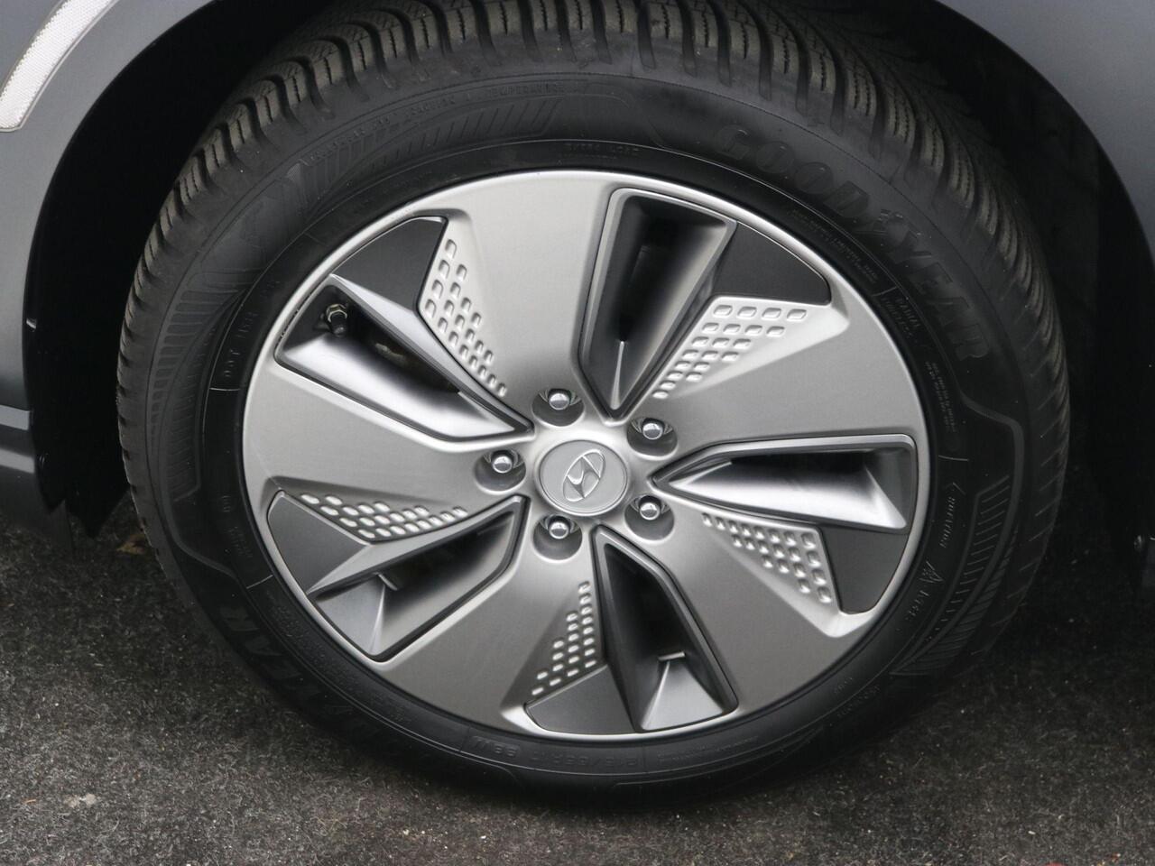 Hyundai Kona EV Fashion 64 kWh / 482 KM WLTP / SOH 99,1% / Cruise Control / Climate Control / Achteruitrijcamera / Navigatie / Apple Carplay / Dealeronderhouden /