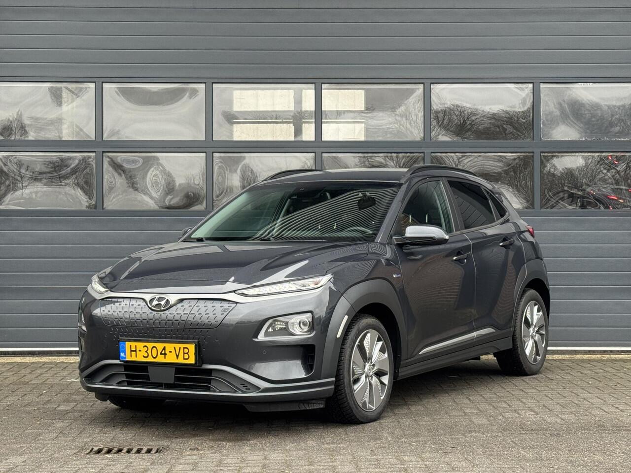 Hyundai Kona EV PREMIUM 64 KWH I LEDEREN BEKLEDING I 3-FASE I 100% SOH I STOELVERWARMING I APPLE CARPLAY