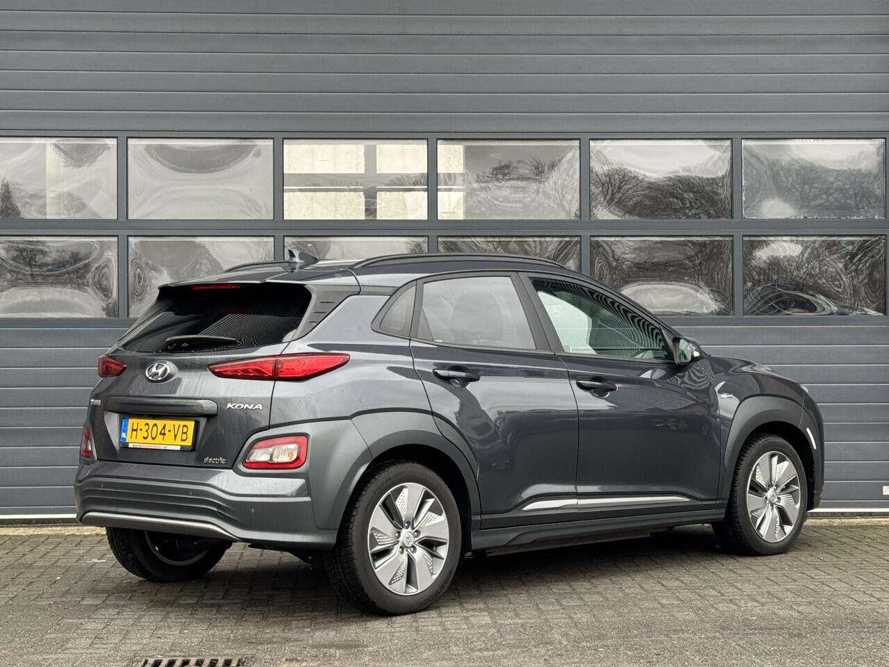 Hyundai Kona EV PREMIUM 64 KWH I LEDEREN BEKLEDING I 3-FASE I 100% SOH I STOELVERWARMING I APPLE CARPLAY