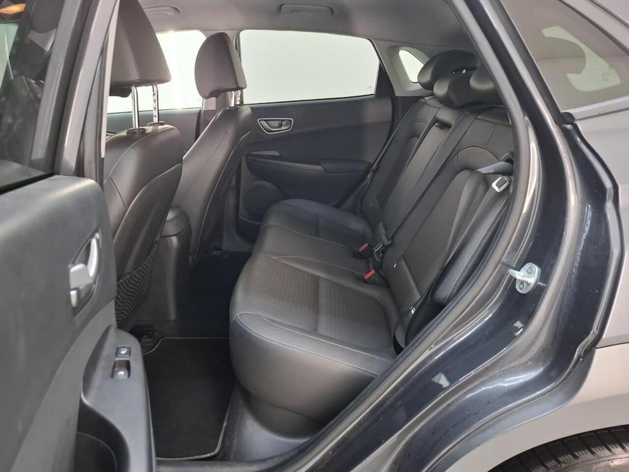 Hyundai Kona EV PREMIUM 64 KWH I LEDEREN BEKLEDING I 3-FASE I 100% SOH I STOELVERWARMING I APPLE CARPLAY