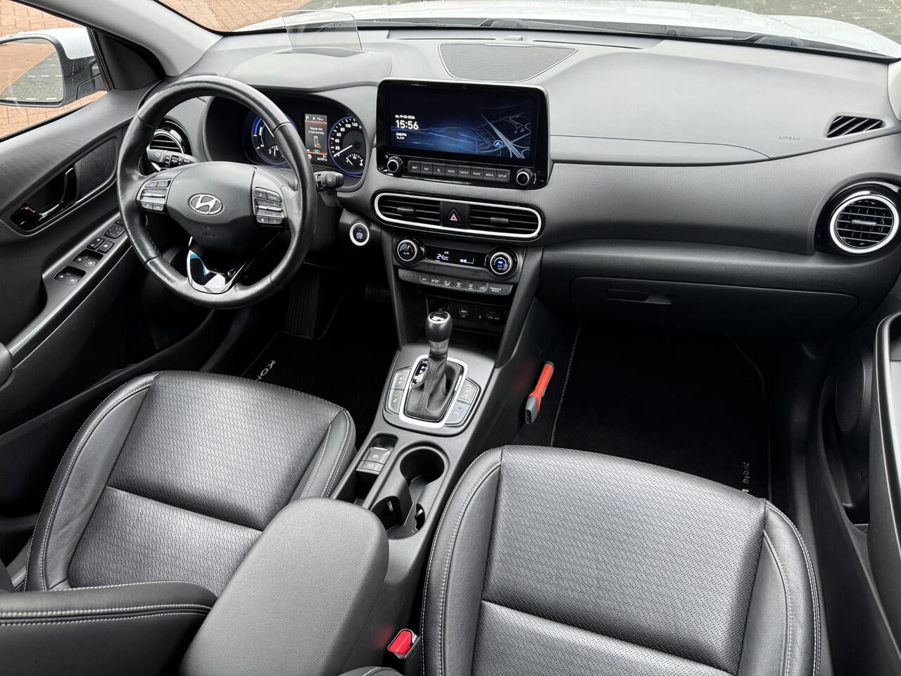 Hyundai Kona Premium 1.6 GDI HEV 140pk | LEDER | TREKHAAK | 18'' 2-TONE LMV | HEAD UP DISPLAY | ADAPTIVE CRUISE | STOELVERW. VOOR EN ACHTER | STUURVERW. | STOELVERKOELING |