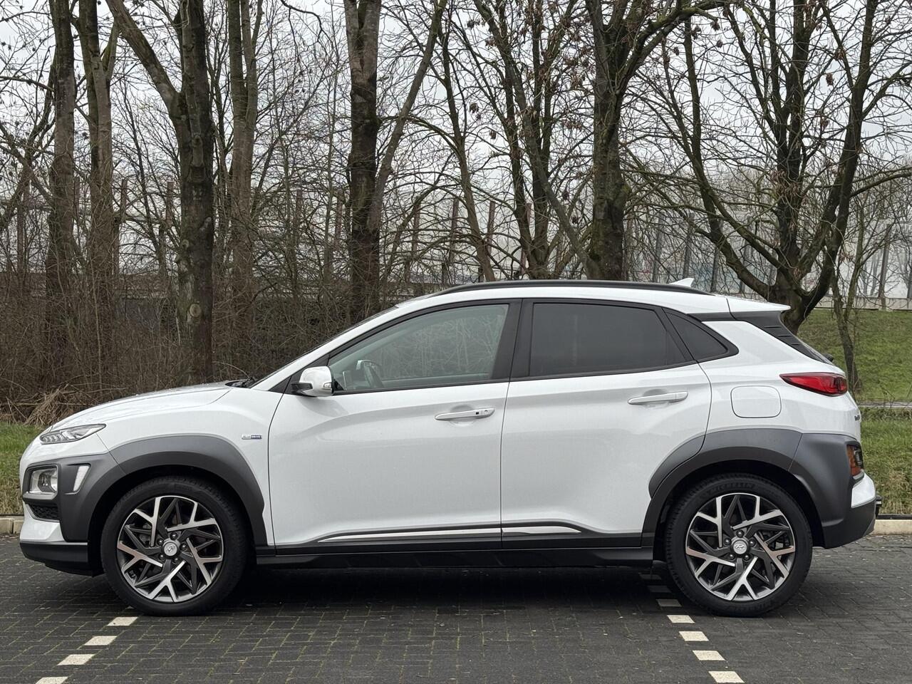 Hyundai Kona Premium 1.6 GDI HEV 140pk | LEDER | TREKHAAK | 18'' 2-TONE LMV | HEAD UP DISPLAY | ADAPTIVE CRUISE | STOELVERW. VOOR EN ACHTER | STUURVERW. | STOELVERKOELING |