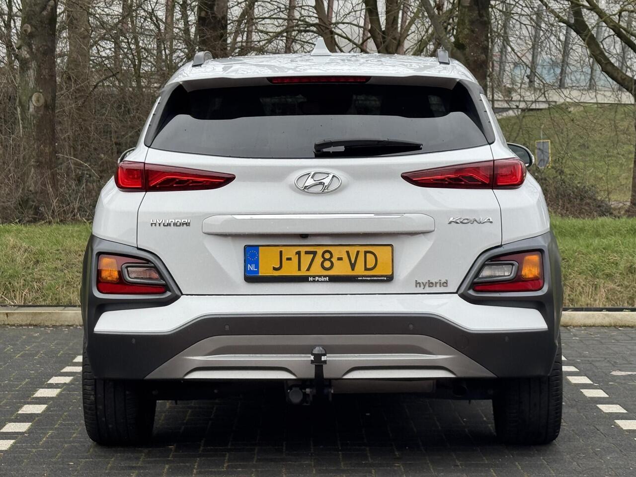 Hyundai Kona Premium 1.6 GDI HEV 140pk | LEDER | TREKHAAK | 18'' 2-TONE LMV | HEAD UP DISPLAY | ADAPTIVE CRUISE | STOELVERW. VOOR EN ACHTER | STUURVERW. | STOELVERKOELING |