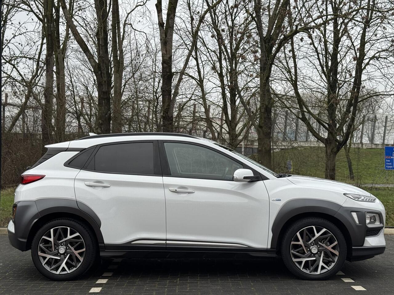 Hyundai Kona Premium 1.6 GDI HEV 140pk | LEDER | TREKHAAK | 18'' 2-TONE LMV | HEAD UP DISPLAY | ADAPTIVE CRUISE | STOELVERW. VOOR EN ACHTER | STUURVERW. | STOELVERKOELING |