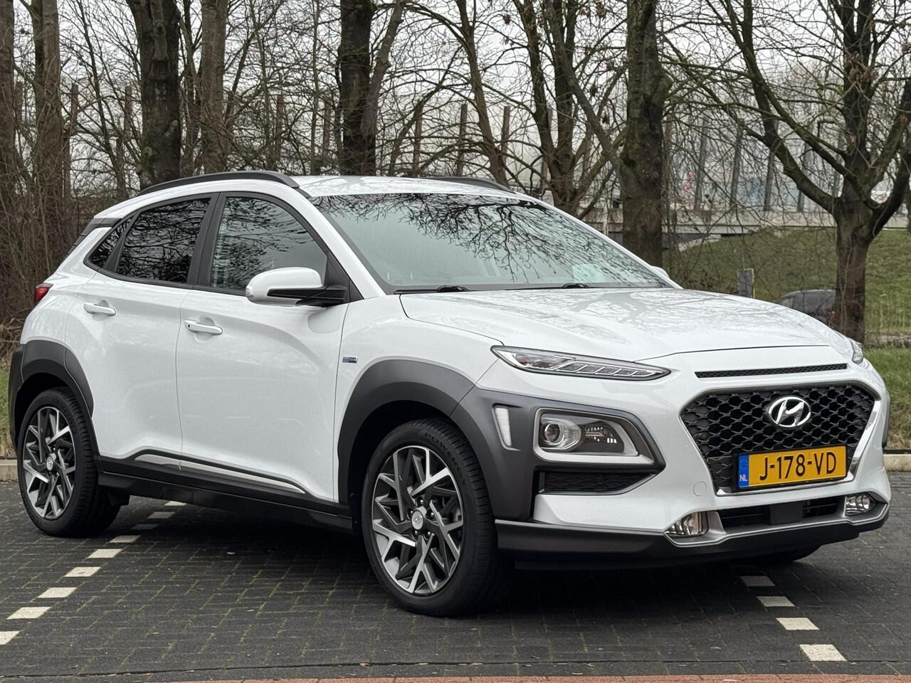 Hyundai Kona Premium 1.6 GDI HEV 140pk | LEDER | TREKHAAK | 18'' 2-TONE LMV | HEAD UP DISPLAY | ADAPTIVE CRUISE | STOELVERW. VOOR EN ACHTER | STUURVERW. | STOELVERKOELING |