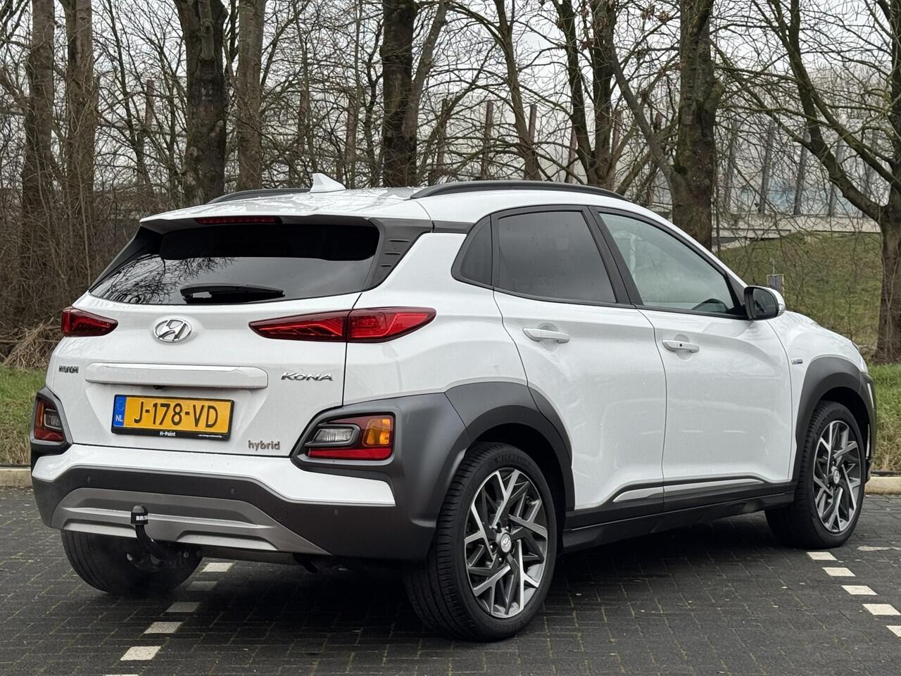 Hyundai Kona Premium 1.6 GDI HEV 140pk | LEDER | TREKHAAK | 18'' 2-TONE LMV | HEAD UP DISPLAY | ADAPTIVE CRUISE | STOELVERW. VOOR EN ACHTER | STUURVERW. | STOELVERKOELING |