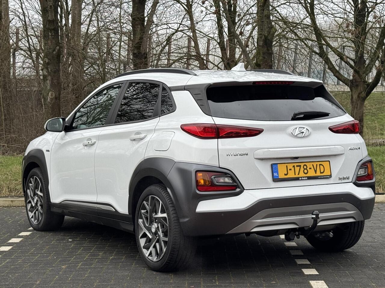 Hyundai Kona Premium 1.6 GDI HEV 140pk | LEDER | TREKHAAK | 18'' 2-TONE LMV | HEAD UP DISPLAY | ADAPTIVE CRUISE | STOELVERW. VOOR EN ACHTER | STUURVERW. | STOELVERKOELING |
