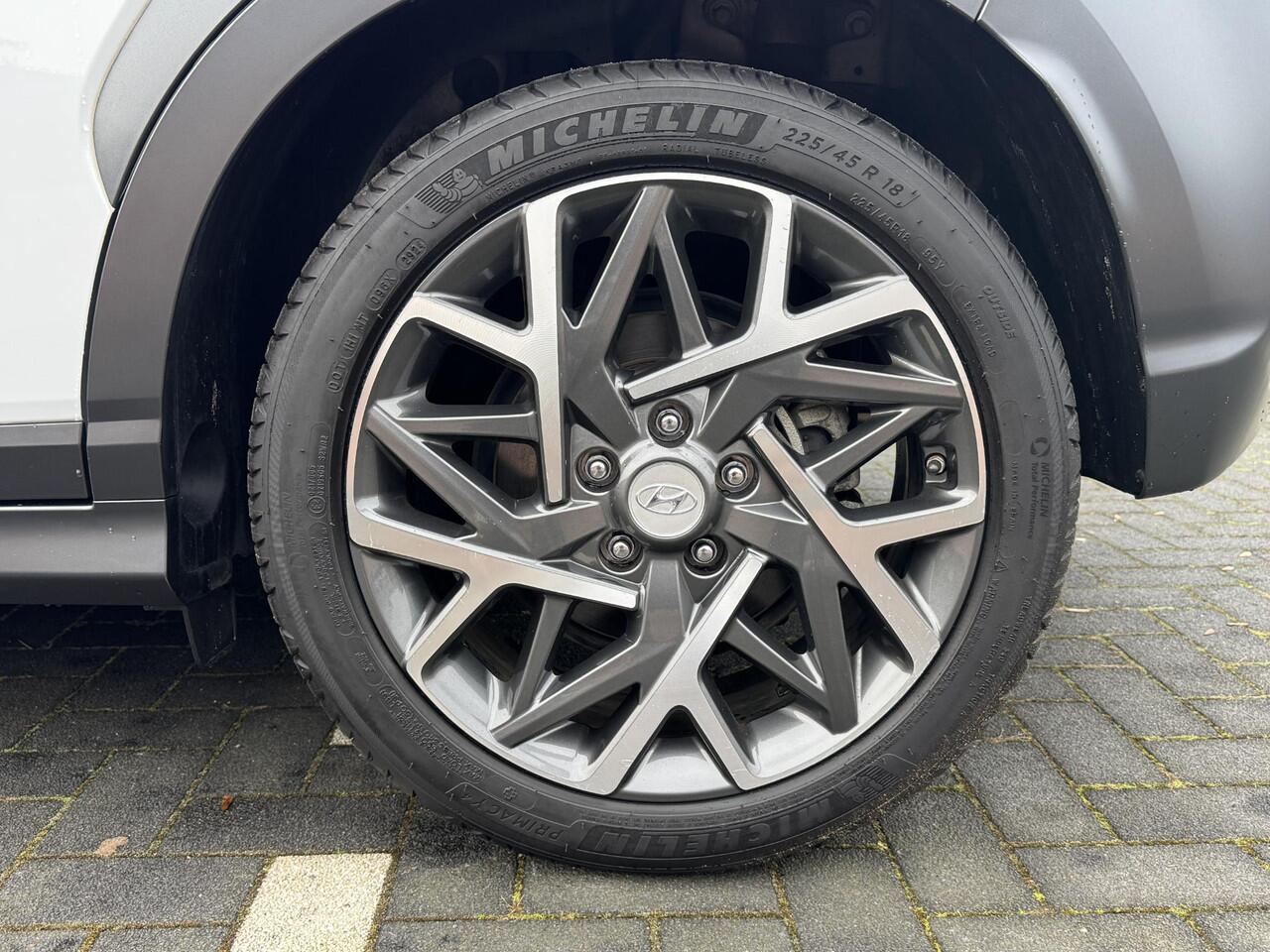 Hyundai Kona Premium 1.6 GDI HEV 140pk | LEDER | TREKHAAK | 18'' 2-TONE LMV | HEAD UP DISPLAY | ADAPTIVE CRUISE | STOELVERW. VOOR EN ACHTER | STUURVERW. | STOELVERKOELING |